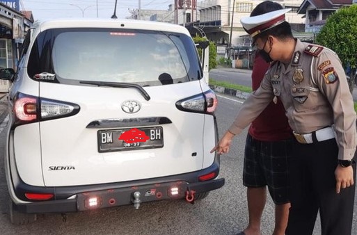 Polda Riau Tilang dan Copot Lampu Rem Kendaraan Bikin Silau